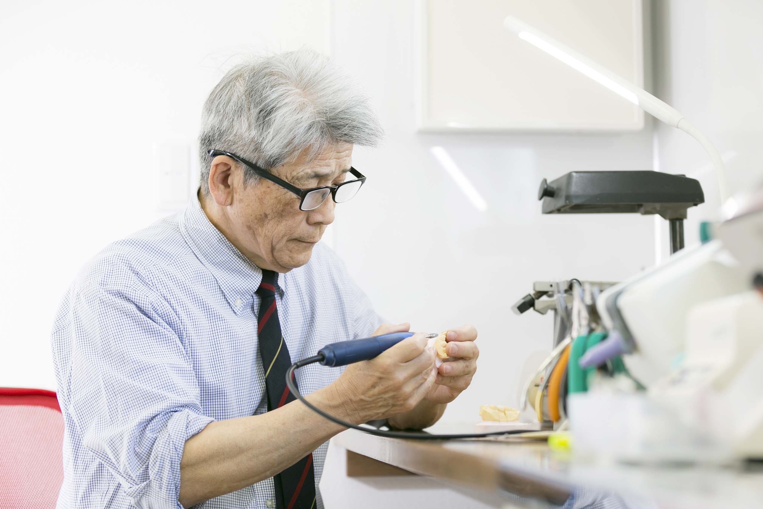 歯科技工士の仕事風景